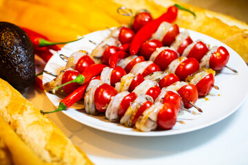 Shrimp skewers with cocktail tomatoes, raw, Black Tiger