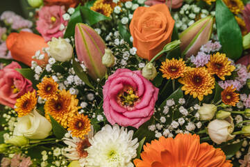 Photo red white orange pink flowers in the center