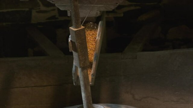 moler ma&iacute;z para hacer pan en molino de agua 