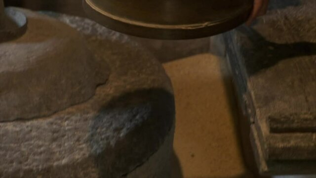 moler ma&iacute;z a mano para hacer harina y pan en molino de agua