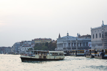  Vaporetto a Venezia nel Canal Grande