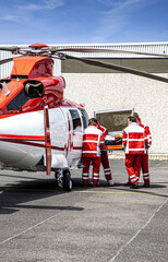 Patient wird in Rettungshelikopter verbracht