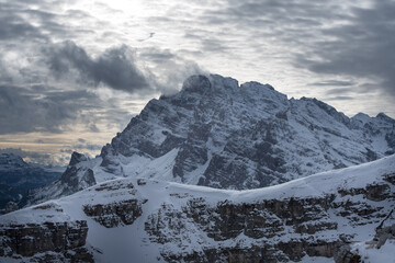 la bellezza dei paesaggi di montagna in inverno, una coltre di neve ricopre le cime delle dolomiti...