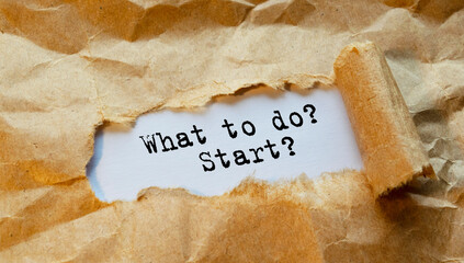 Paper note written with WHAT TO DO. START inscription on cork board