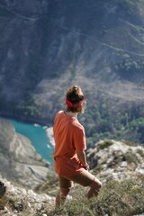 Naklejka premium person on the top of the canyon