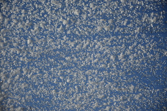 Fototapeta Szron na dachu starej szklarni Hoarfrost on glass of old greenhouse winter background