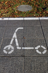 Piktogram parkingu dla hulajnóg elektrycznych w centrum miasta