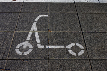 Piktogram parkingu dla hulajnóg elektrycznych w centrum miasta - obrazy, fototapety, plakaty