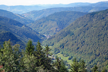 Fototapeta na wymiar Blick vom Feldberg im Schwarzwald ins Tal