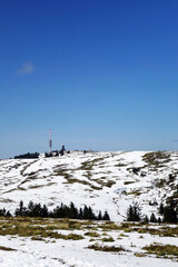 Feldberg Gipfel im Schnee Hochformat