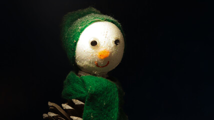 Adorno navideño en la obscuridad