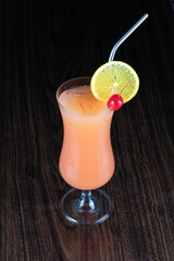 Cocktail de naranja con arandanos y vodka