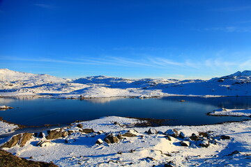 Fototapeta na wymiar lake in the mountains in winter