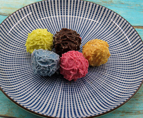 Boulettes de chocolat de couleurs