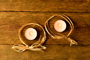 Małe świeczki na starym drewnianym blacie.