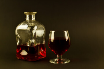 Kieliszek czerwonego wina i szklana karafka. - obrazy, fototapety, plakaty