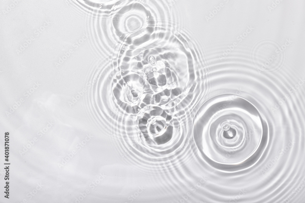 Poster a top view closeup of waterdrops falling on the surface and forming a circular shape
