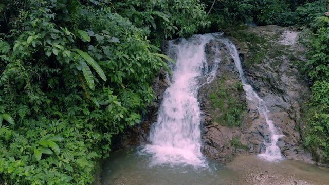 Preciosa toma a&eacute;rea donde se observa una relajante cascada con arboles alrededor de la amazonia en Am&eacute;rica del Sur en una tarde de verano.