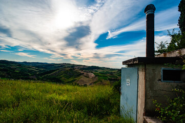Pomeriggio sulle colline bolognesi, Castelletto di Serravalle, panorami sotto il cielo con nuvole, cabina elettrica