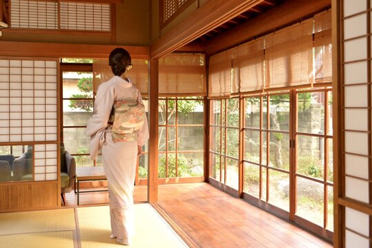 古民家の和室と若く美しい着物女性の後ろ姿