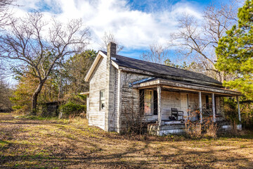 Obraz premium A landscape of an old house in North Carolina USA on a farm in HDR.