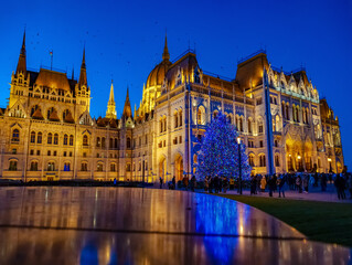 Fototapeta na wymiar The Hungarian Parliament building at Christmas evening