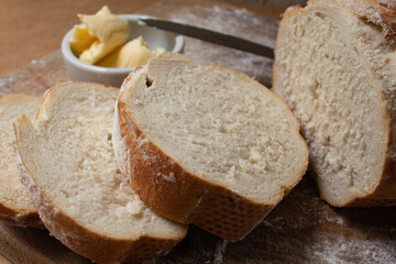 Sliced ​​Italian bread accompanied by butter