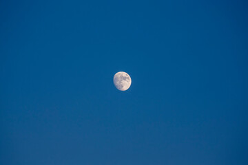 하늘에 빠진 달