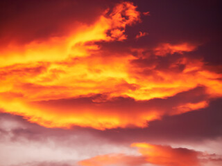 炎をみているかのような燃ゆる夕焼け