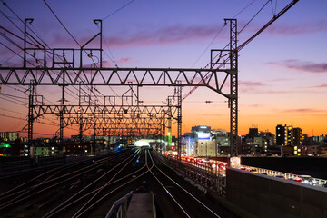 線路と鉄塔のシルエットに夕焼けが美しい