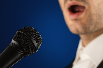 Sänger singt ins Mikrofon