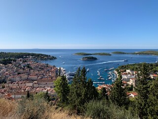 Fototapeta na wymiar Hvar Insel Dalmatien Kroatien Adria Mittelmeer - über den Dächern - gegenüber die Inselgruppe Paklinski mit Palmizana