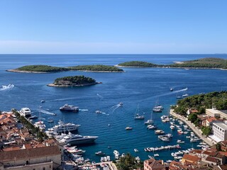Naklejka na ściany i meble Hvar Insel Dalmatien Kroatien Adria Mittelmeer - über den Dächern - gegenüber die Inselgruppe Paklinski mit Palmizana