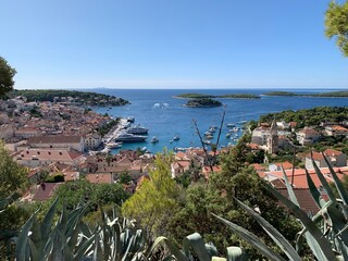 Hvar Insel Dalmatien Kroatien Adria Mittelmeer - über den Dächern - gegenüber die Inselgruppe...