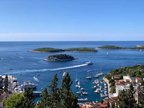 Hvar Insel Dalmatien Kroatien Adria Mittelmeer - &uuml;ber den D&auml;chern - gegen&uuml;ber die Inselgruppe Paklinski mit Palmizana