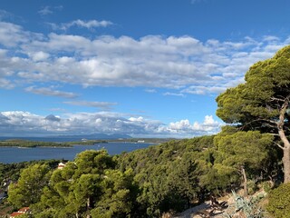 Hvar Insel Dalmatien Kroatien Adria Mittelmeer - über den Dächern - gegenüber die Inselgruppe...