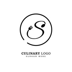 Obraz premium Initial letter S with spoon and fork for restaurant concept. letter S logo, fit for company and culinary business.