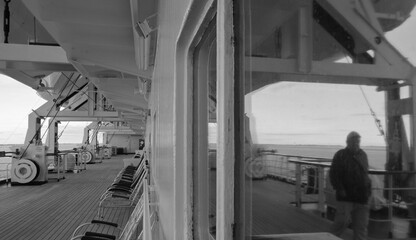 Leeres Bootsdeck von Kreuzfahrtschiff mit Unterseite Rettungsboote - Empty boat promenade deck on...
