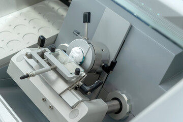 Verunreinigungen in Proben bestimmen, Kryoschnitte am Kryotom  anfertigen.