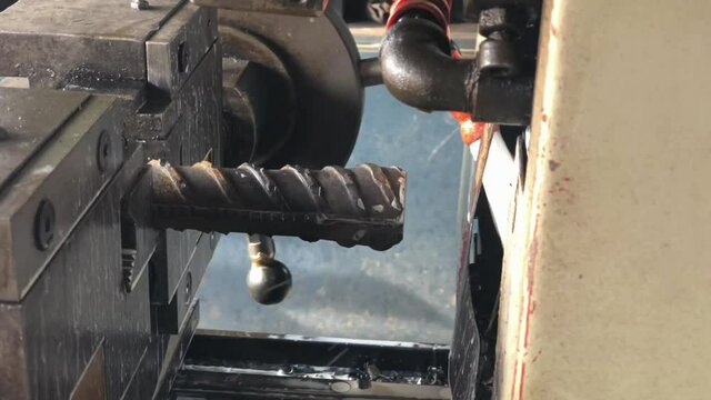 Thread cutting on a turning lathe. Manufacture of rebar products on a lathe