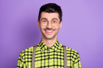 Photo portrait of smiling guy in glasses isolated on vivid violet colored background