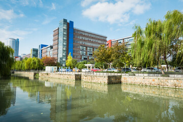 Obraz premium City park under blue sky with Downtown Skyline in the Background