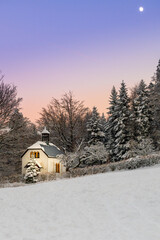 Winterlandschaft mit Schnee und Kapelle 