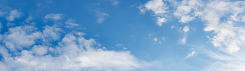 Panorama mit Blauen Himmel mit Wolken