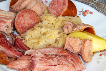 Assiette de choucroute et ses viandes