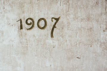 1907 écrit sur un mur. Une vieille décoration sur un mur. 