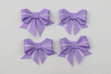 折り紙で作った手作りの紫色のリボン