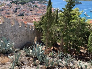 Hvar Insel und Stadt - Dalmatien Kroatien Adria Mittelmeer - Spanische Festung  im Spätsommer