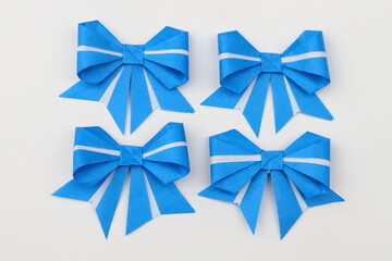 折り紙で作った手作りの青色のリボン