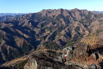 Lower the backpack at the observation rock of Shikadake, Gunma Prefecture ... (late autumn / early winter) (winter withered) 群馬県鹿岳の展望岩でザックを下ろす…(晩秋/初冬)(冬枯れ)